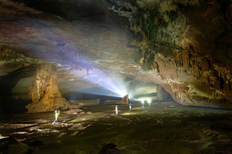 Th&ecirc;m hang động mới c&oacute; 'cung điện thạch nhũ', ngọc động lạ ở Phong Nha - Kẻ B&agrave;ng- Ảnh 2.