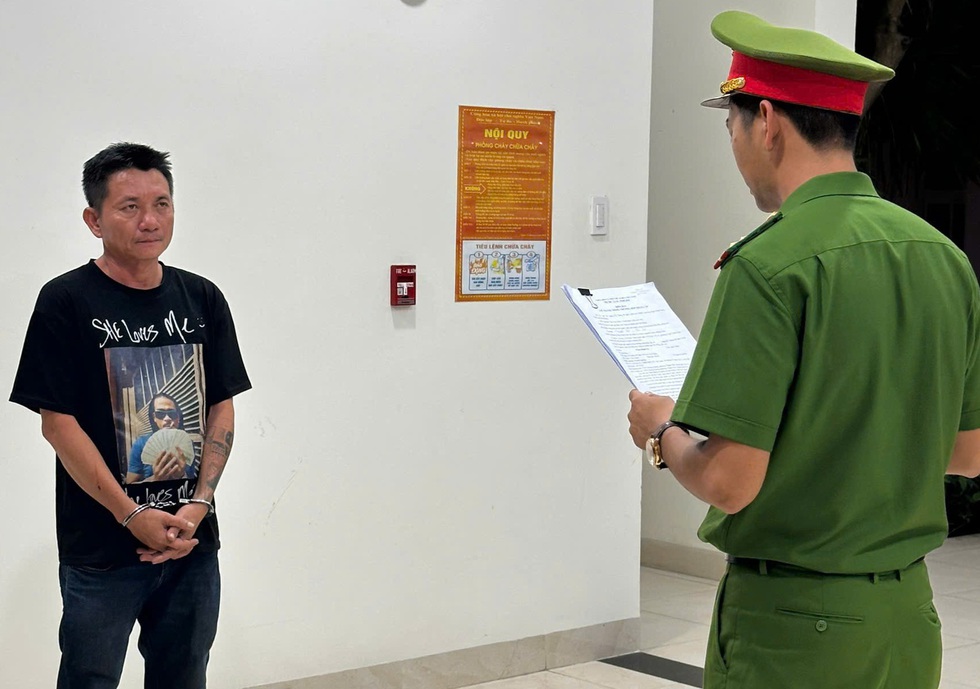 Tạm giữ t&agrave;i xế say xỉn l&aacute;i &ocirc; t&ocirc; t&ocirc;ng v&agrave;o qu&aacute;n nhậu, th&aacute;ch thức c&ocirc;ng an- Ảnh 1.