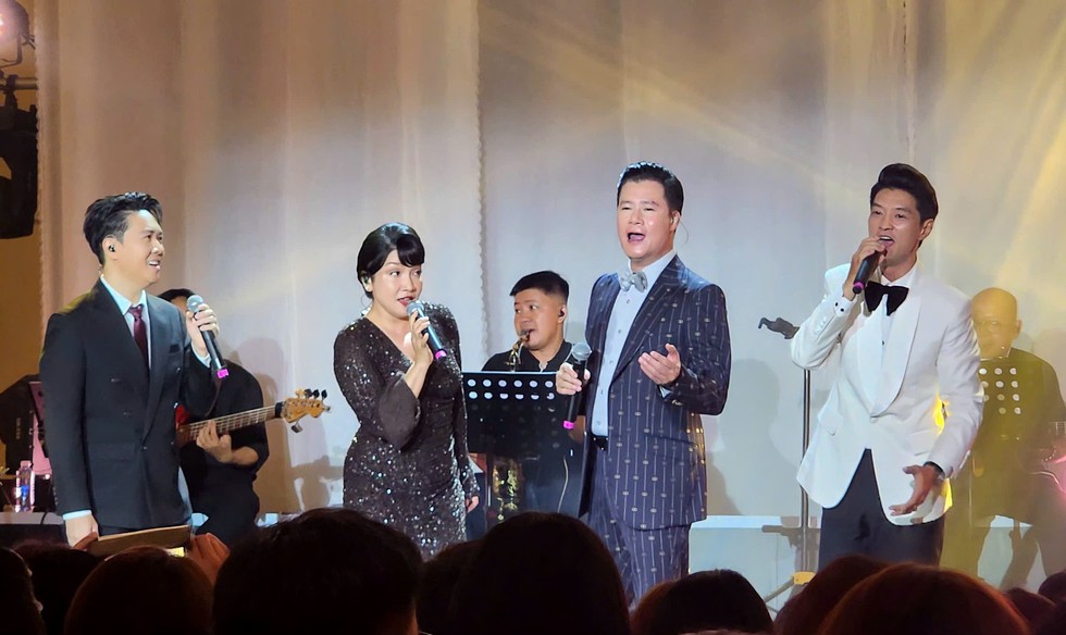 Ca sĩ L&ecirc; Hiếu, Mỹ Linh, Quang Dũng v&agrave; Trọng Bắc c&ugrave;ng h&ograve;a giọng trong đ&ecirc;m nhạc Việt Anh tại Bảo t&agrave;ng Mỹ thuật TP.HCM