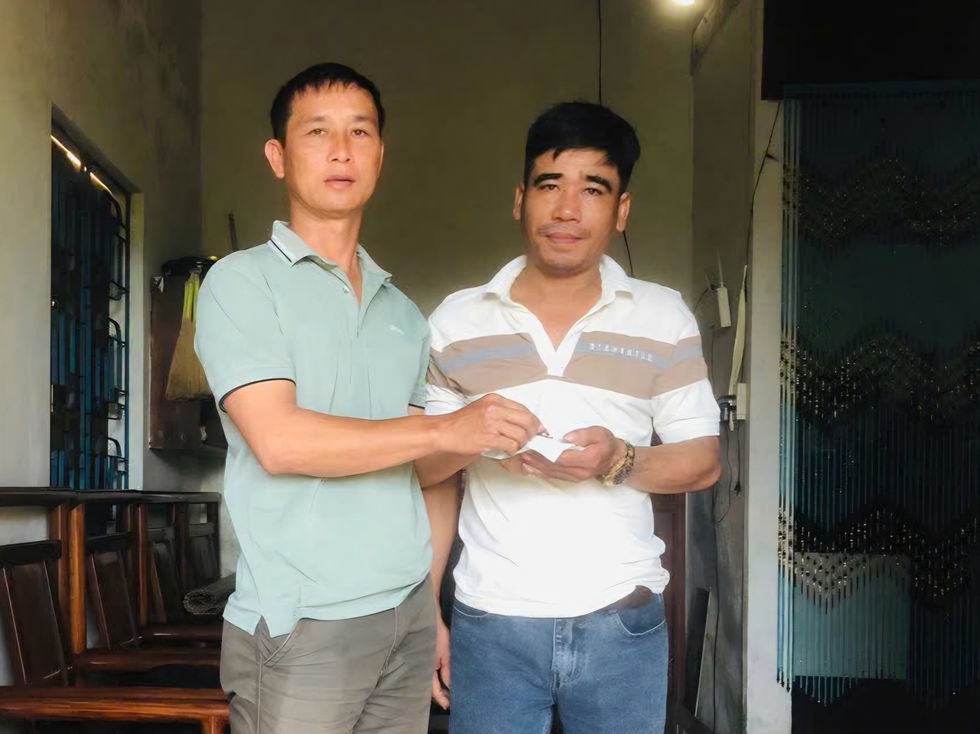 Vợ chồng nhặt được 7 chỉ v&agrave;ng 9999 trao trả người đ&aacute;nh rơi được khen thưởng- Ảnh 2.