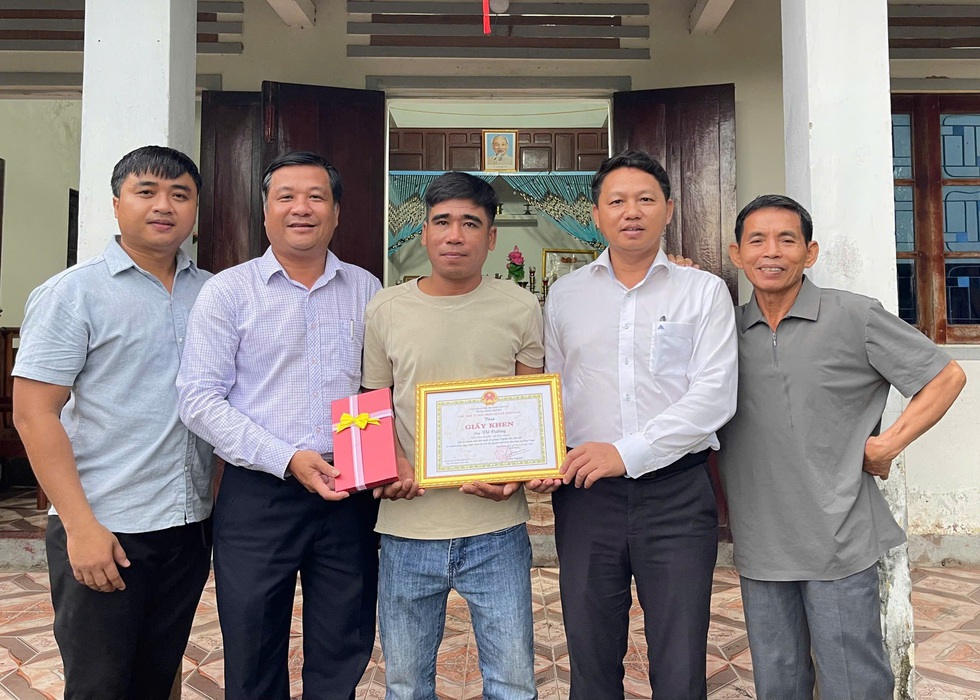 Vợ chồng nhặt được 7 chỉ v&agrave;ng 9999 trao trả người đ&aacute;nh rơi được khen thưởng- Ảnh 1.