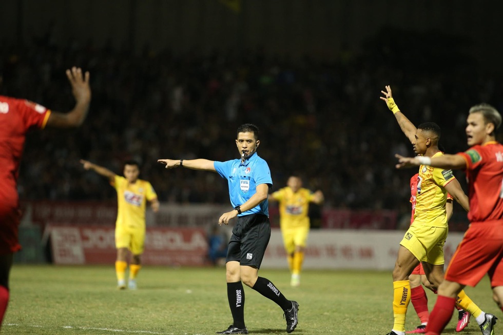 Trọng t&agrave;i Malaysia bắt v&ograve;ng cuối V-League: Kh&ocirc;ng phải 3 trận đua trụ hạng, m&agrave; l&agrave; trận c&oacute; HLV Popov- Ảnh 1.