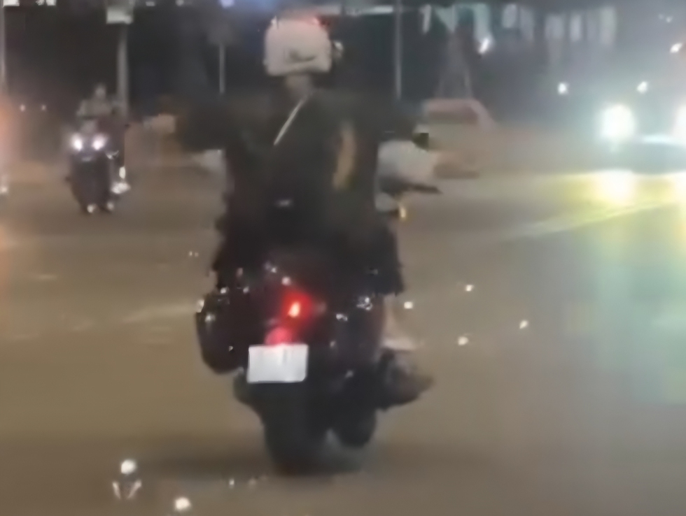 Đ&agrave; Nẵng: Bu&ocirc;ng 2 tay l&aacute;i xe, du kh&aacute;ch nước ngo&agrave;i bị tịch thu phương tiện- Ảnh 1.
