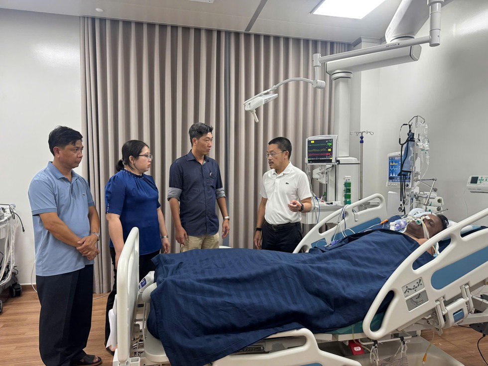 Lật ca n&ocirc; du lịch ở Ph&uacute; Quốc, tổng lực cứu hộ ở mức cao nhất- Ảnh 1.