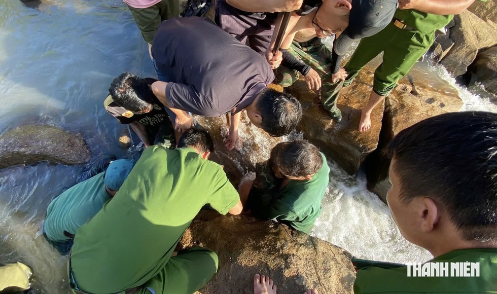 Lực lượng c&ocirc;ng an x&atilde; Đăk Mar c&ugrave;ng người d&acirc;n giải cứu b&eacute; g&aacute;i 10 tuổi bị trượt ch&acirc;n mắc kẹt ở suối