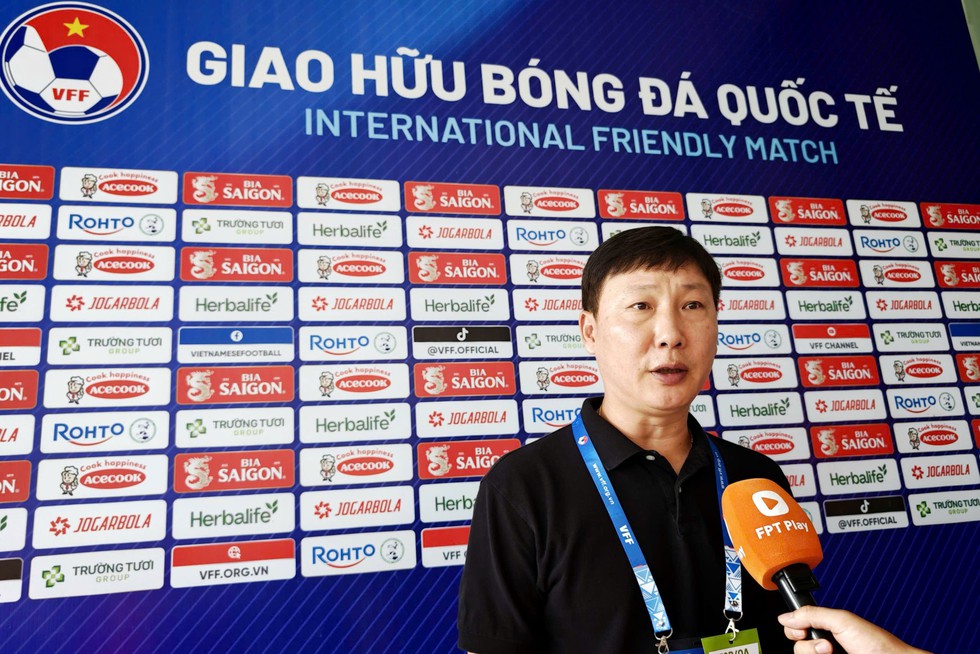 HLV Kim Sang-sik tung ra đội h&igrave;nh rất mạnh