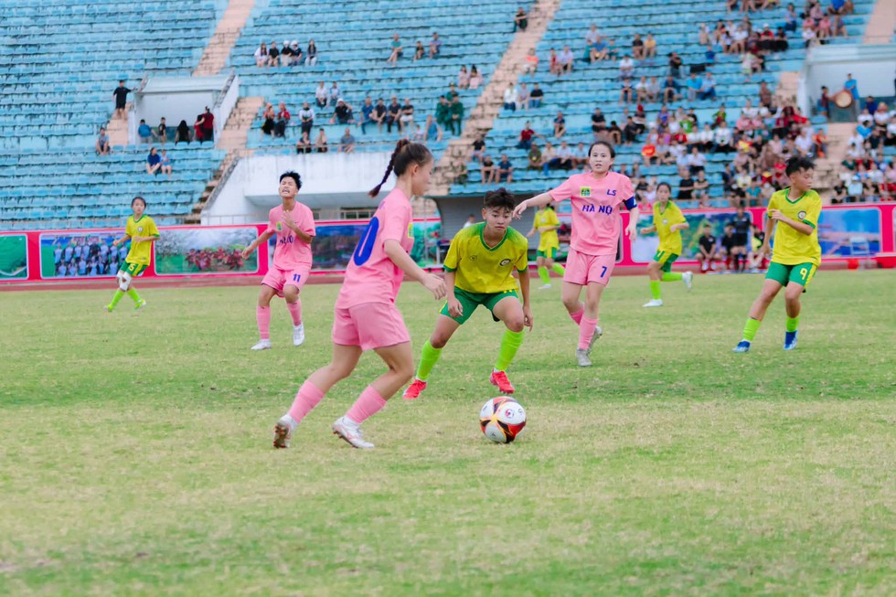 U.16 Sơn La tạo bất ngờ, bắt đối thủ mạnh U.16 H&agrave; Nội phải chia điểm- Ảnh 2.