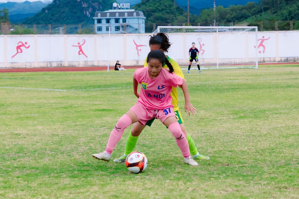 U.16 Sơn La tạo bất ngờ, bắt đối thủ mạnh U.16 H&agrave; Nội phải chia điểm- Ảnh 3.