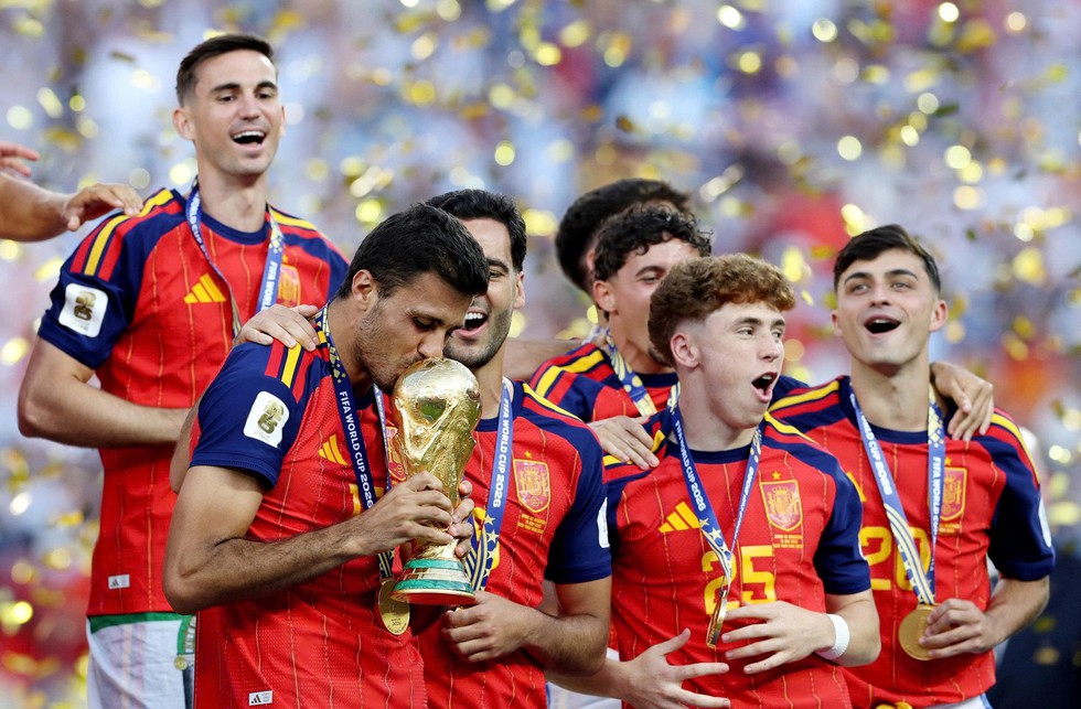 Rodri vượt Messi gi&agrave;nh Quả b&oacute;ng v&agrave;ng World Cup 2026, lập kỷ lục v&ocirc; tiền kho&aacute;ng hậu- Ảnh 2.
