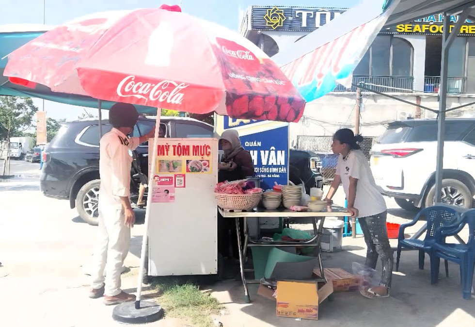 Đ&agrave; Nẵng: Ra qu&acirc;n dẹp qu&aacute;n &lsquo;m&igrave; t&ocirc;m mực' tự ph&aacute;t, nhếch nh&aacute;c tuyến biển du lịch- Ảnh 1.