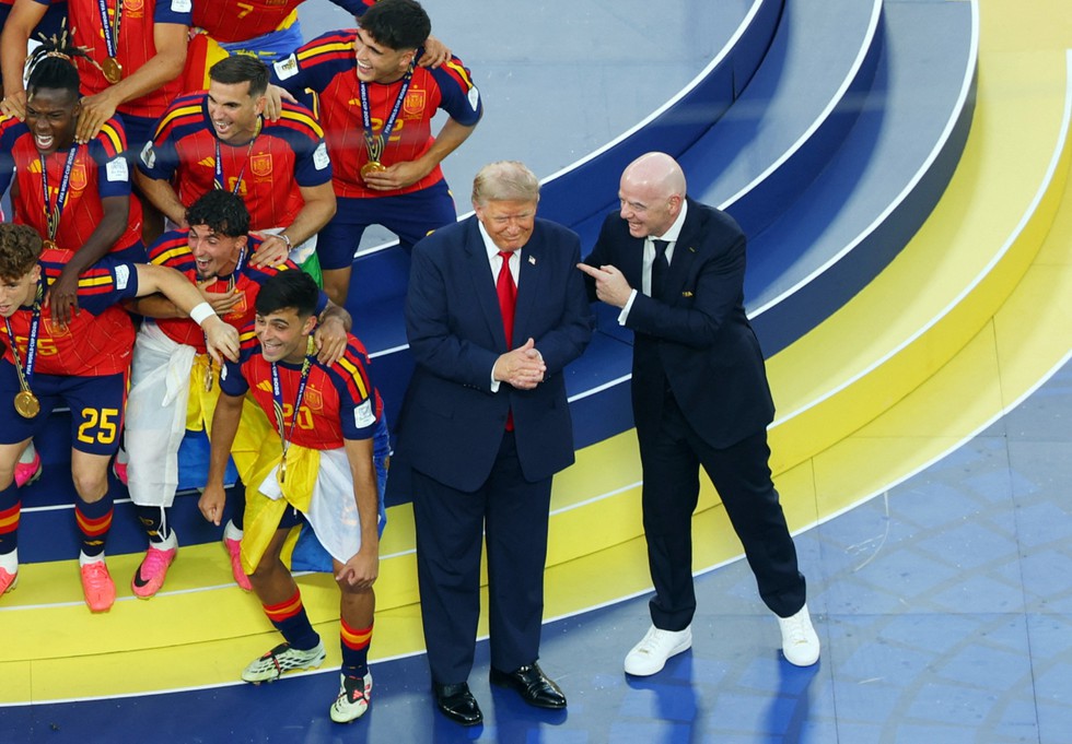 Khoảnh khắc g&acirc;y b&atilde;o mạng: Tổng thống Trump &lsquo;chiếm s&oacute;ng&rsquo; nh&agrave; v&ocirc; địch T&acirc;y Ban Nha, Chủ tịch FIFA bối rối- Ảnh 1.