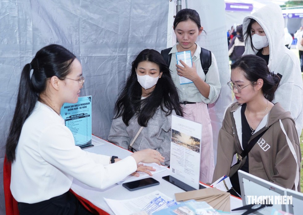 Sinh vi&ecirc;n Đ&agrave; Nẵng 'săn' hơn 8.700 cơ hội việc l&agrave;m ngay tại trường - Ảnh 1.