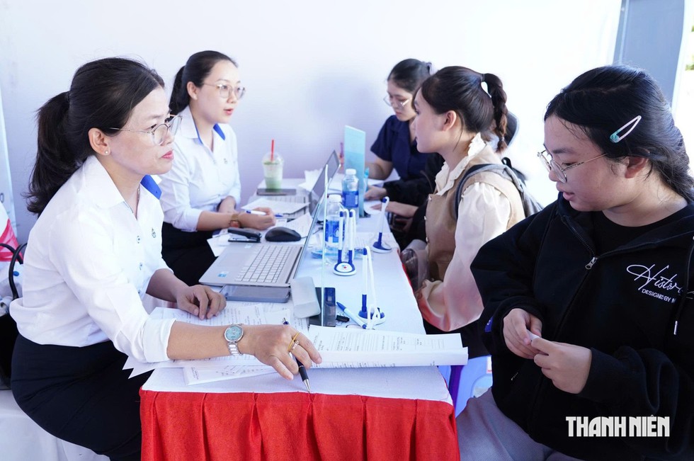 Sinh vi&ecirc;n Đ&agrave; Nẵng 'săn' hơn 8.700 cơ hội việc l&agrave;m ngay tại trường - Ảnh 2.