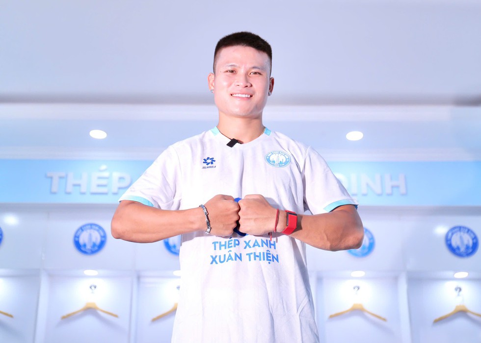 Tiền đạo Tuấn Hải gia nhập Nam Định với hợp đồng 3 năm, s&aacute;t c&aacute;nh c&ugrave;ng t&acirc;n binh Việt kiều Mỹ- Ảnh 2.