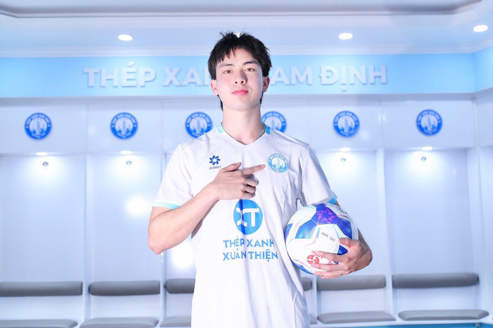 Tiền đạo Tuấn Hải gia nhập Nam Định với hợp đồng 3 năm, s&aacute;t c&aacute;nh c&ugrave;ng t&acirc;n binh Việt kiều Mỹ- Ảnh 3.