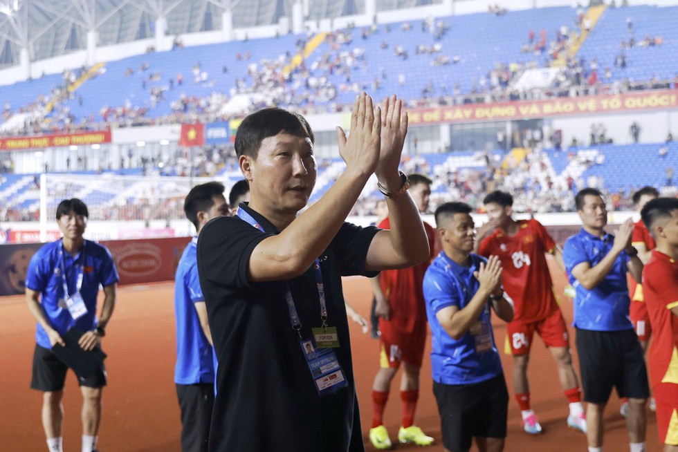 HLV Kim Sang-sik phải thể hiện bản lĩnh ở ASEAN Cup 2026- Ảnh 2.