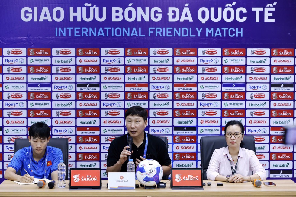 HLV Kim Sang-sik phải thể hiện bản lĩnh ở ASEAN Cup 2026- Ảnh 1.
