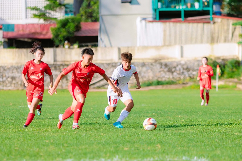 U.16 Phong Ph&uacute; H&agrave; Nam ngược d&ograve;ng ngoạn mục đ&aacute;nh bại Sơn La - Ảnh 1.