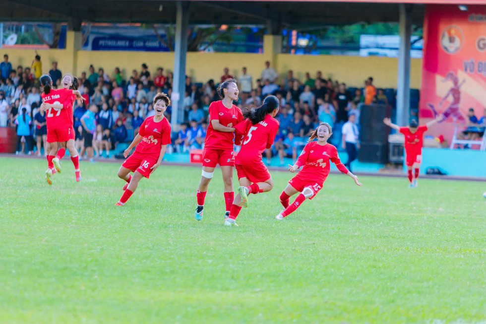 U.16 Phong Ph&uacute; H&agrave; Nam ngược d&ograve;ng ngoạn mục đ&aacute;nh bại Sơn La - Ảnh 2.