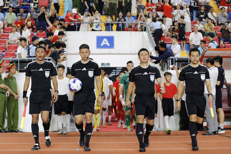 ASEAN Cup &aacute;p dụng loạt luật mới giống hệt World Cup 2026: Cầu thủ Việt đừng lấy tay che miệng&hellip;

- Ảnh 1.