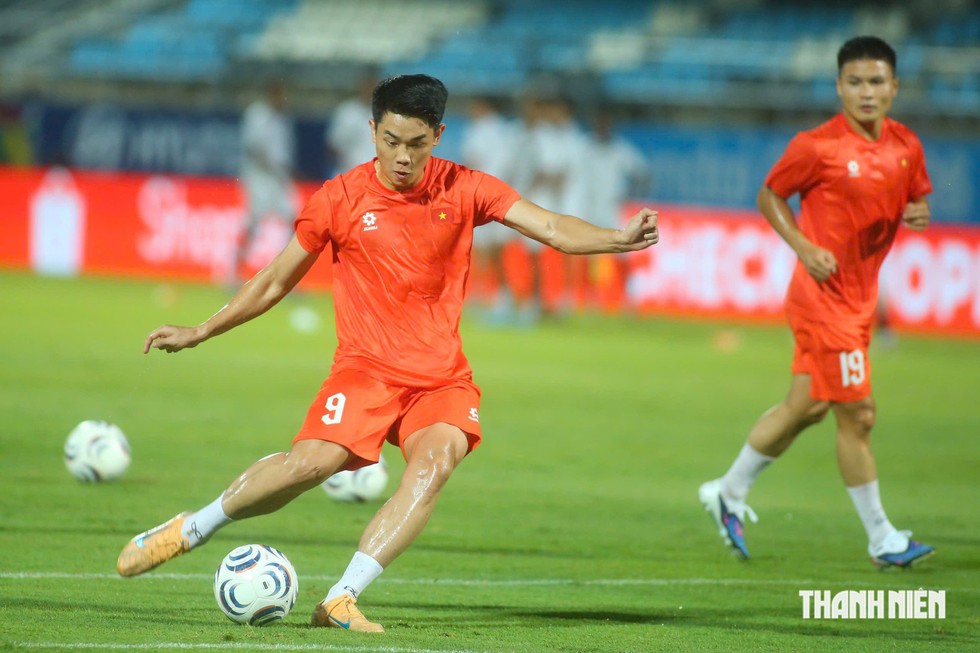 Việt Nam đấu Timor Leste: Đ&igrave;nh Bắc s&aacute;t c&aacute;nh Ho&agrave;ng H&ecirc;n v&agrave; Xu&acirc;n Son, T&agrave;i Lộc kh&ocirc;ng được đăng k&yacute;- Ảnh 2.