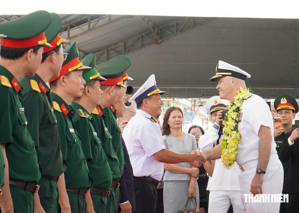 T&agrave;u s&acirc;n bay USS George Washington cập cảng Đ&agrave; Nẵng, bắt đầu chuyến thăm Việt Nam- Ảnh 3.