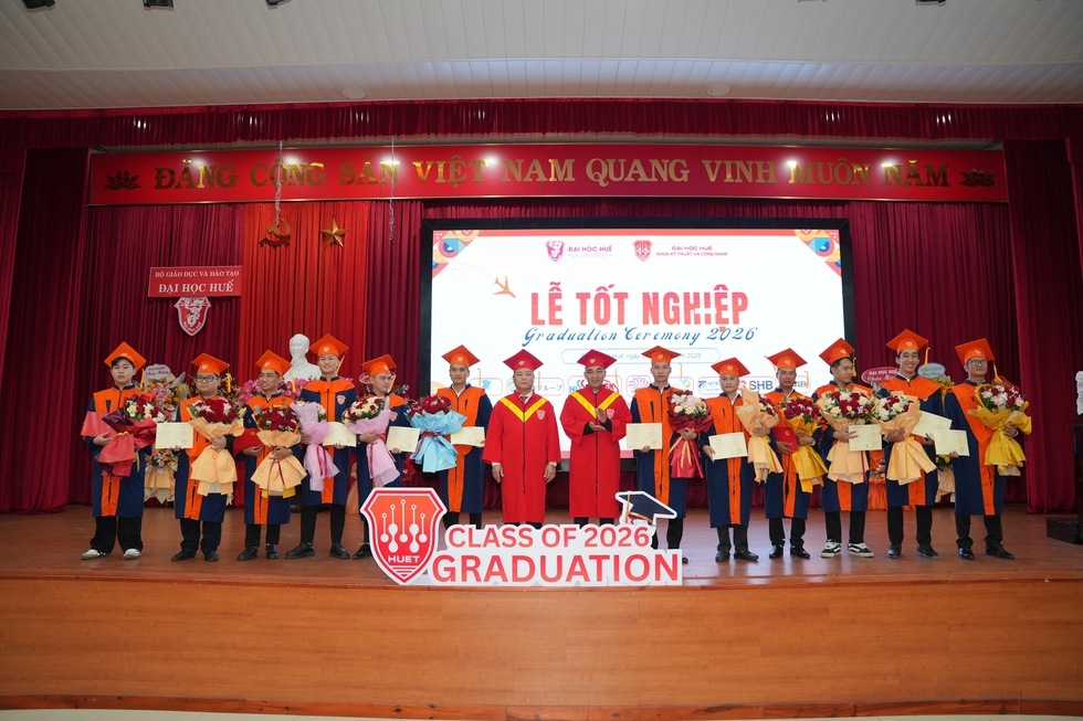 L&atilde;nh đạo Khoa Kỹ thuật - C&ocirc;ng nghệ trao bằng tốt nghiệp cho c&aacute;c t&acirc;n kỹ sư