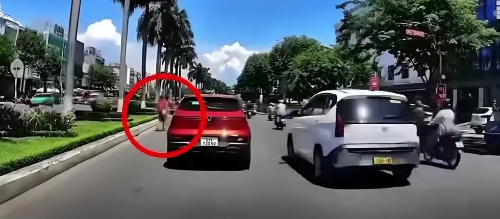 Trượt ván giữa làn ô tô lại lớn tiếng thách thức ‘biết bố mày là ai không?'- Ảnh 1.