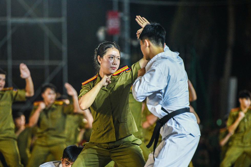 M&atilde;n nh&atilde;n m&agrave;n tr&igrave;nh diễn 'th&eacute;p' của Cảnh s&aacute;t đặc nhiệm giữa mưa Đ&agrave; Nẵng- Ảnh 7.