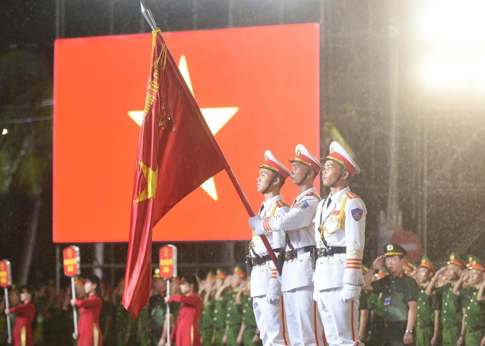 M&atilde;n nh&atilde;n m&agrave;n tr&igrave;nh diễn 'th&eacute;p' của Cảnh s&aacute;t đặc nhiệm giữa mưa Đ&agrave; Nẵng- Ảnh 1.