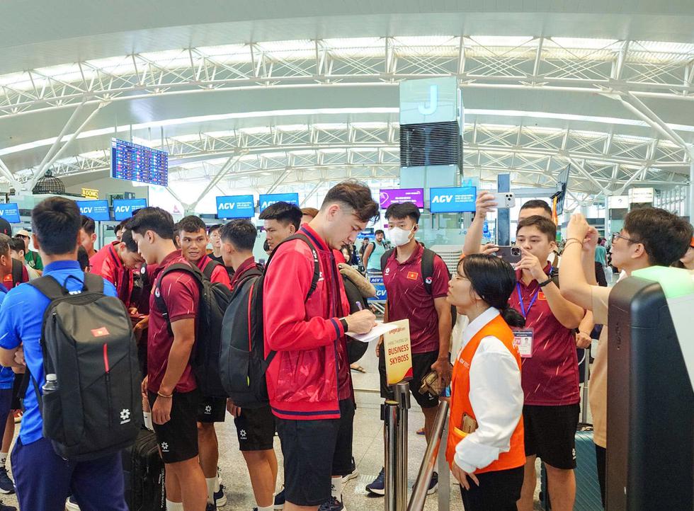 Đội tuyển Việt Nam gạt nỗi buồn, ra s&acirc;n bay thẳng tiến Indonesia: Mệnh lệnh chiến thắng- Ảnh 1.