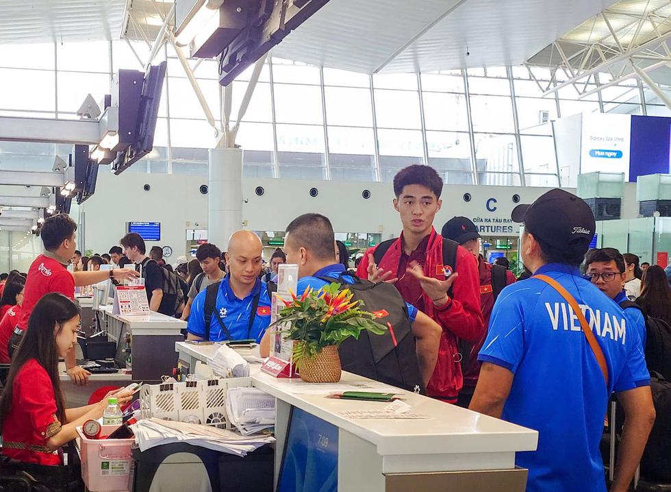 Đội tuyển Việt Nam gạt nỗi buồn, ra s&acirc;n bay thẳng tiến Indonesia: Mệnh lệnh chiến thắng- Ảnh 2.