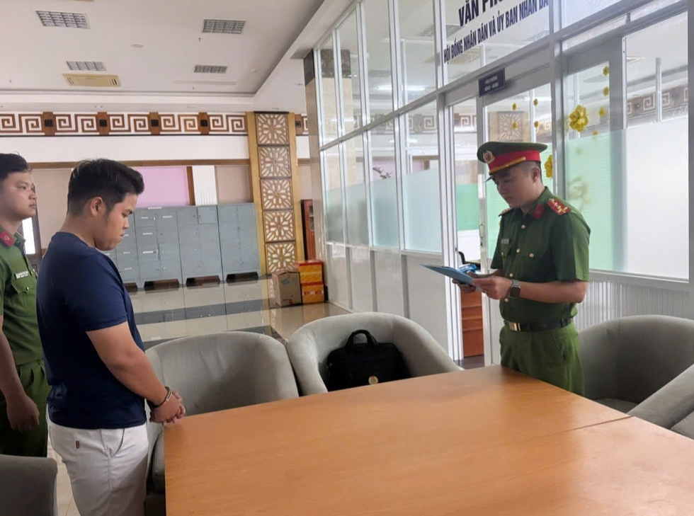 Khởi tố người đ&agrave;n &ocirc;ng cướp giật... xe m&aacute;y- Ảnh 1.