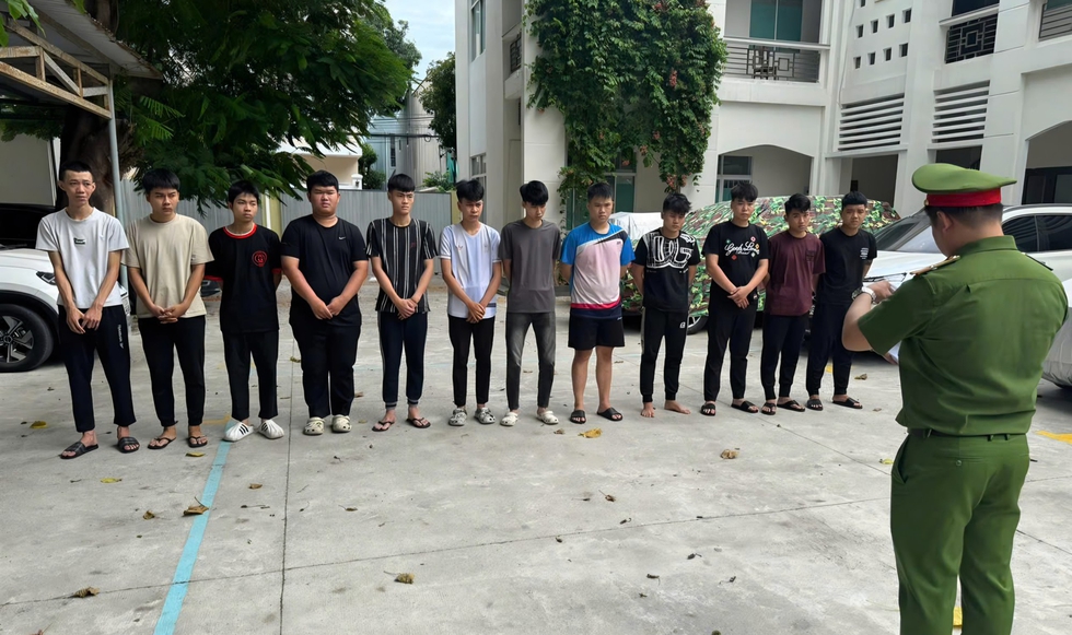 Đ&agrave; Nẵng: Bắt giam 12 thanh ni&ecirc;n mang hung kh&iacute; đi 'giải quyết m&acirc;u thuẫn'- Ảnh 1.