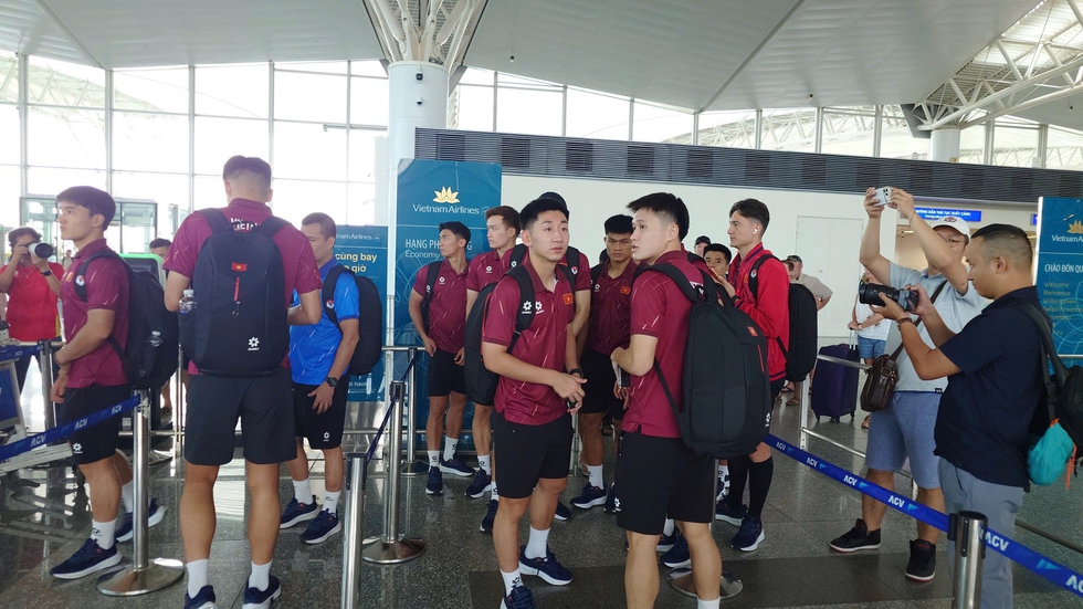 Đội tuyển Việt Nam khỏe khoắn l&ecirc;n đường sang Malaysia đ&aacute; b&aacute;n kết: Chiến đấu để chiến thắng!- Ảnh 1.
