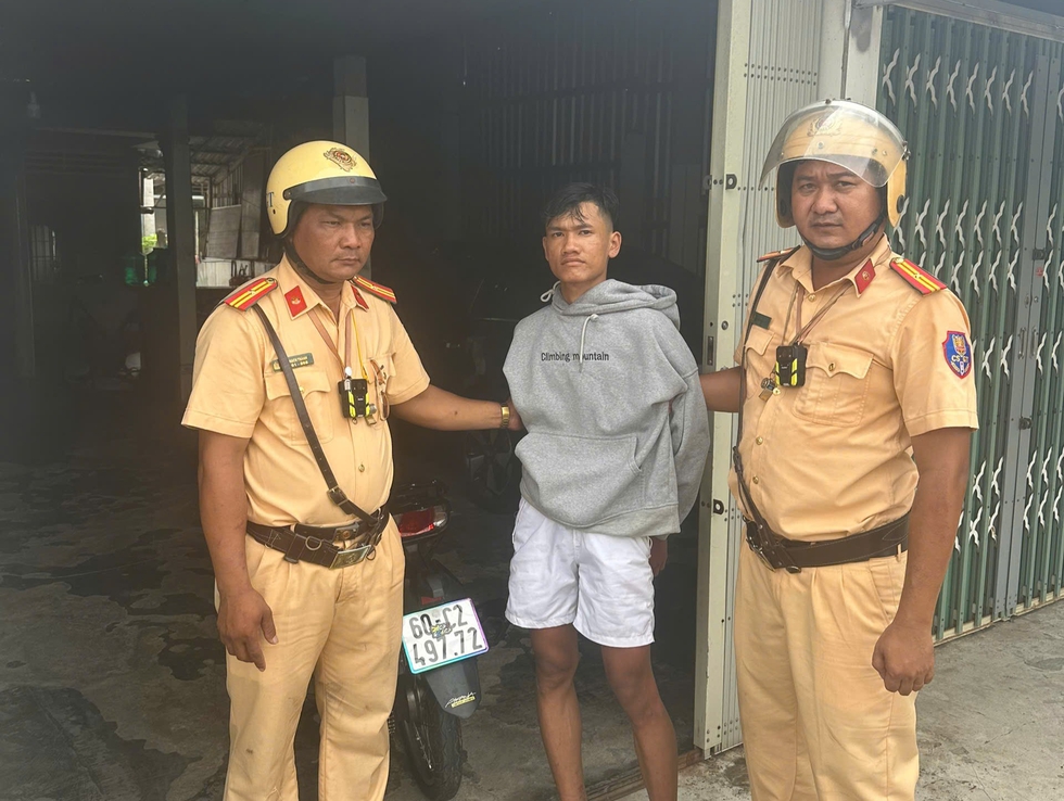 Nghi phạm t&agrave;ng trữ ma t&uacute;y chống trả CSGT khi bị ph&aacute;t hiện- Ảnh 1.