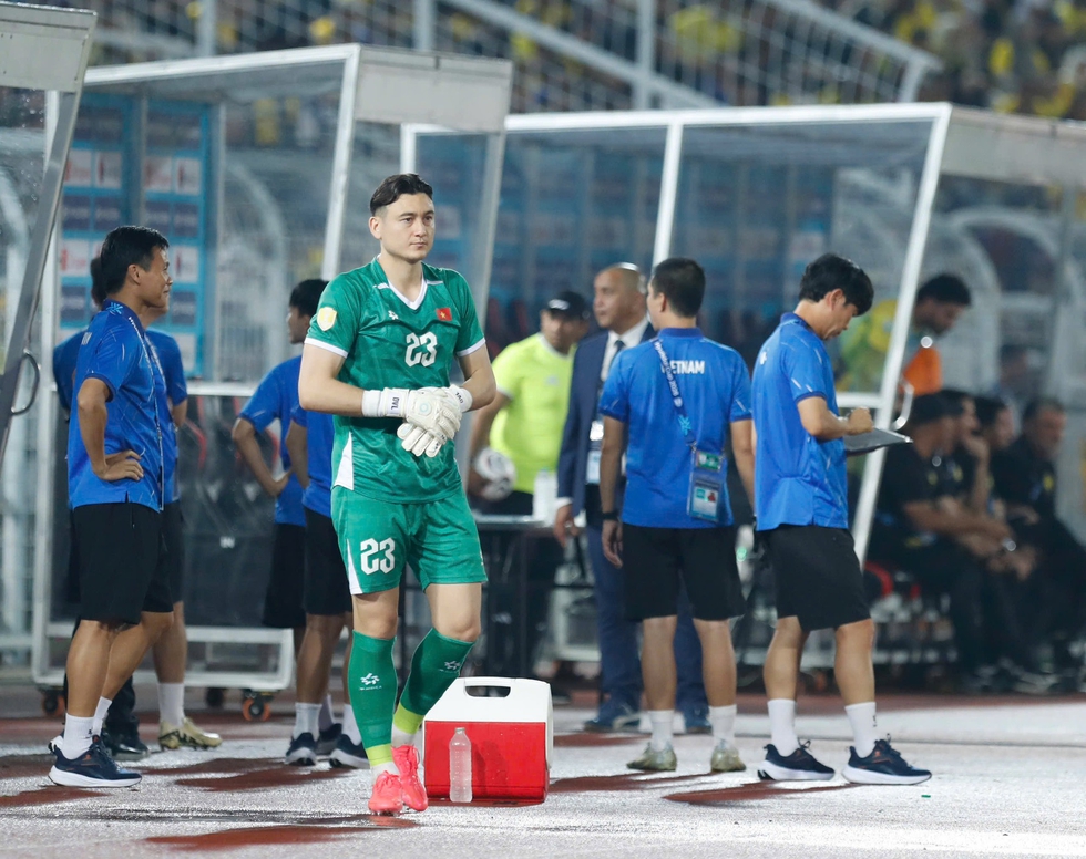 Trọng t&agrave;i hủy thẻ đỏ với thủ m&ocirc;n L&ecirc; Giang Patrik, &ocirc;ng Kim hết th&oacute;t tim- Ảnh 4.