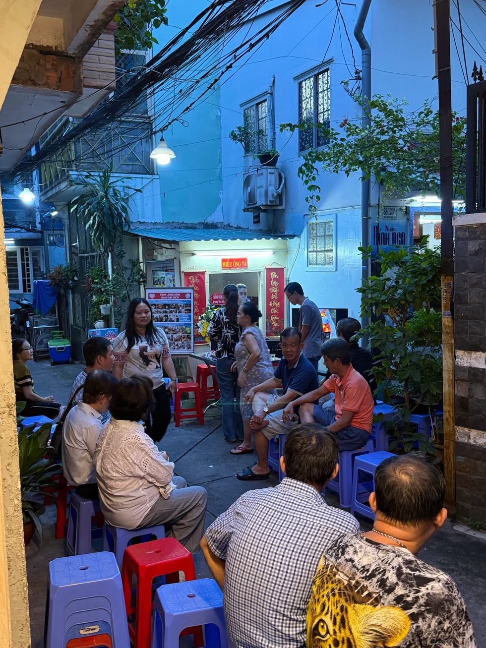 Con hẻm TP.HCM tổ chức lễ tưởng niệm nạn nhân Covid-19, làm loạt chuyện lạ kỳ- Ảnh 4.