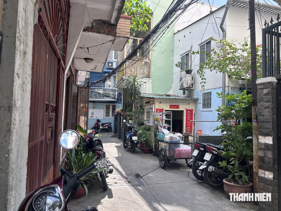 Con hẻm TP.HCM tổ chức lễ tưởng niệm nạn nhân Covid-19, làm loạt chuyện lạ kỳ- Ảnh 1.