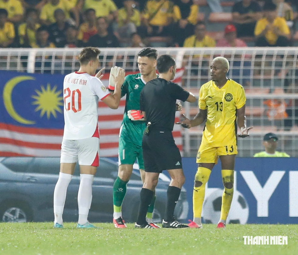 Ng&agrave;y thủ m&ocirc;n L&ecirc; Giang Patrik khiến Malaysia 'n&iacute;n lặng'- Ảnh 2.