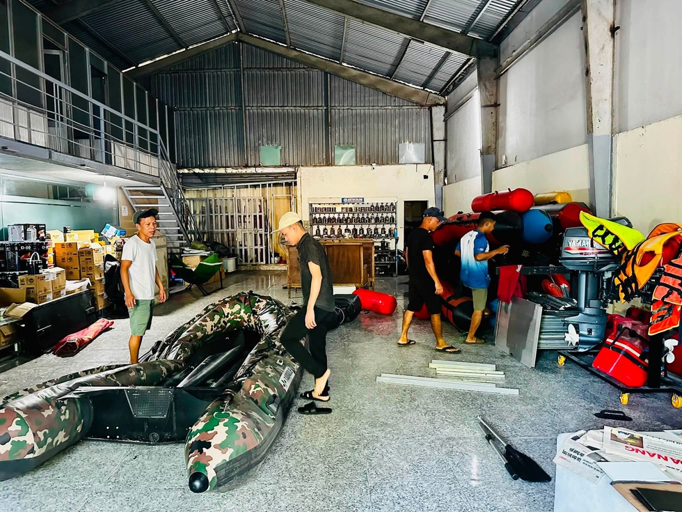  Hàng chục ca nô tiếp tục tìm 2 người mất tích ở Mũi Nghê- Ảnh 1.