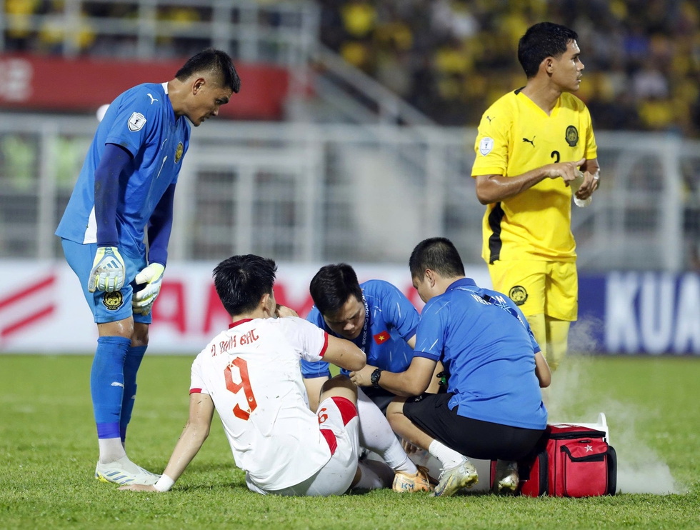 Đ&igrave;nh Bắc bị đau nằm s&acirc;n, thủ m&ocirc;n Malaysia &acirc;n cần chăm s&oacute;c như b&aacute;c sĩ: H&igrave;nh ảnh qu&aacute; đẹp!- Ảnh 5.