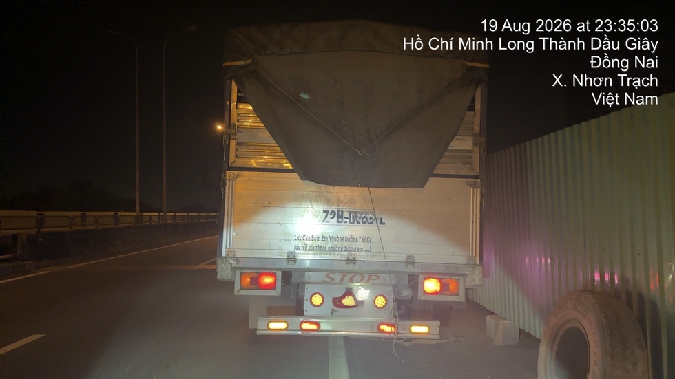 Dừng xe tr&ecirc;n cao tốc, chỉ bật đ&egrave;n chớp: T&agrave;i xế bị phạt 13 triệu đồng- Ảnh 2.