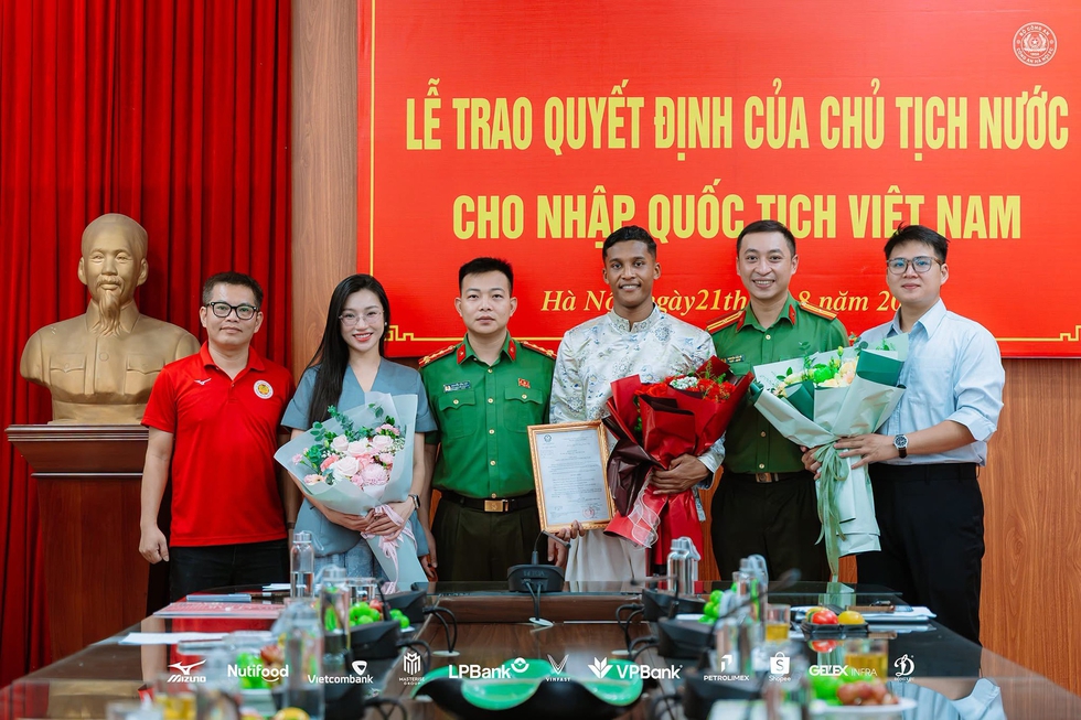 Trung vệ Nguyễn Adou Leygley Minh c&oacute; quốc tịch Việt Nam: 'T&ocirc;i khao kh&aacute;t cống hiến'- Ảnh 2.