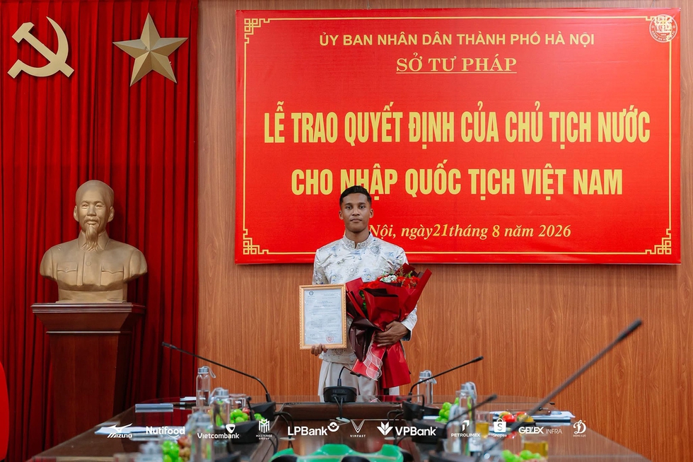 Trung vệ Nguyễn Adou Leygley Minh c&oacute; quốc tịch Việt Nam: 'T&ocirc;i khao kh&aacute;t cống hiến'- Ảnh 1.