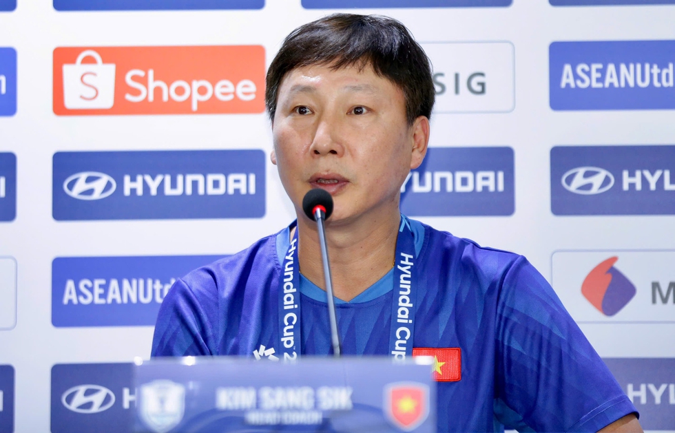 HLV Kim Sang-sik: 'Đội tuyển Việt Nam sẽ chiến đấu với l&ograve;ng ki&ecirc;u h&atilde;nh để thắng Th&aacute;i Lan v&agrave; v&ocirc; địch&rsquo;- Ảnh 1.