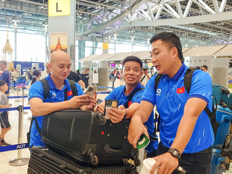Đội tuyển Việt Nam hứng khởi rời Th&aacute;i Lan sau chiến thắng tuyệt vời: Trở về 'chảo lửa' Mỹ Đ&igrave;nh- Ảnh 4.