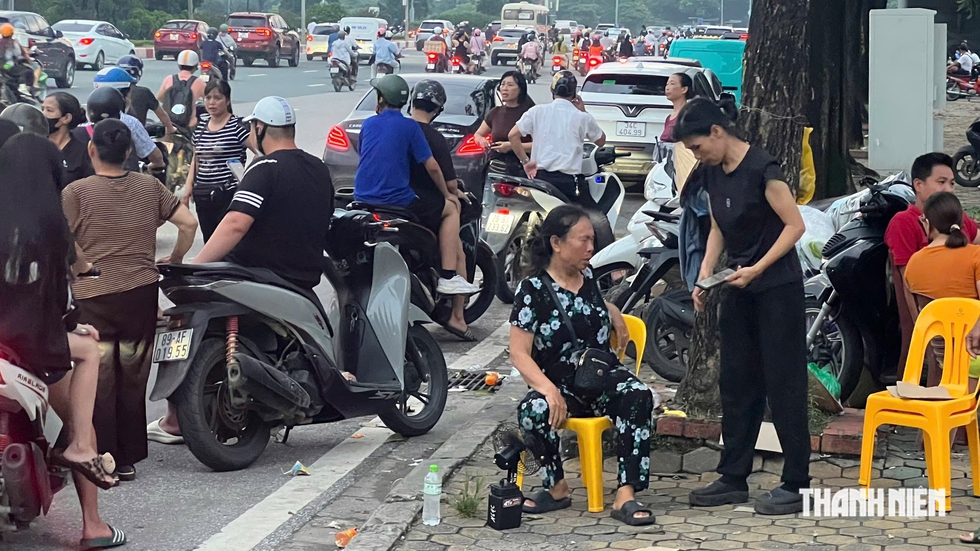 7 triệu đồng/cặp v&eacute; chợ đen chung kết lượt về Việt Nam - Th&aacute;i Lan, d&acirc;n phe v&agrave;o m&ugrave;a &lsquo;l&agrave;m ăn&rsquo;- Ảnh 2.