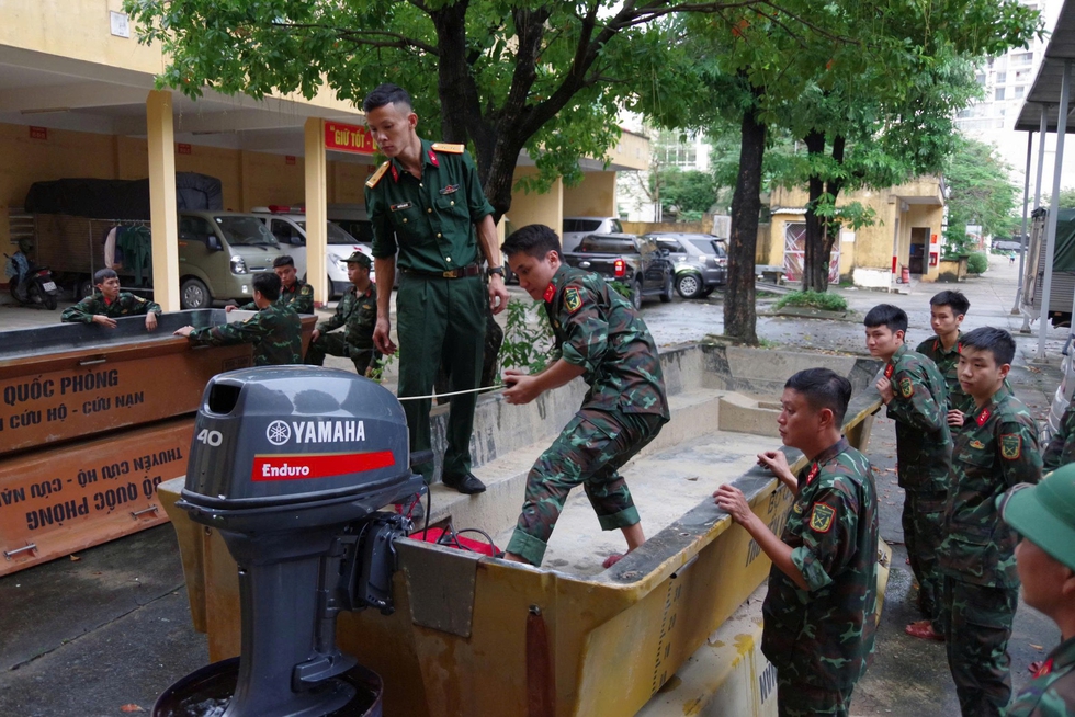 Đà Nẵng đào tạo lực lượng đặc biệt ứng phó bão lũ, cứu người vùng cô lập- Ảnh 4.
