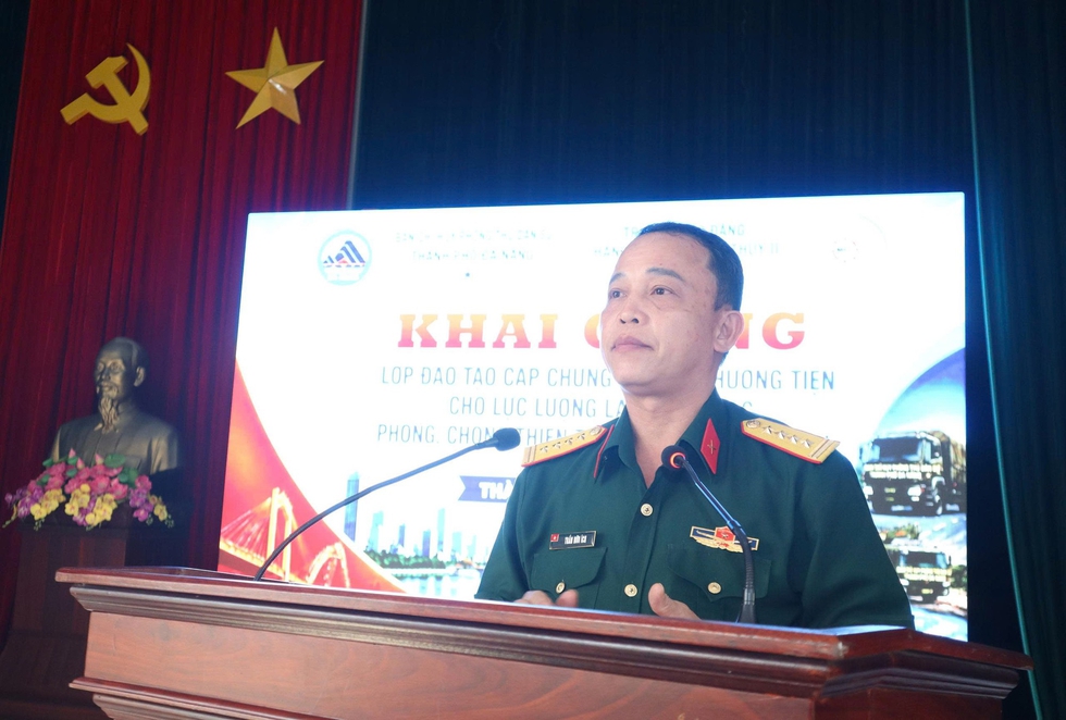 Đà Nẵng đào tạo lực lượng đặc biệt ứng phó bão lũ, cứu người vùng cô lập- Ảnh 2.